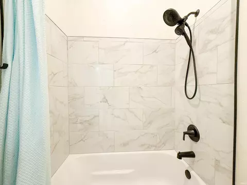 Bath - 4 Boulder Ct, Nappanee, IN 46550 photo 3 of 8