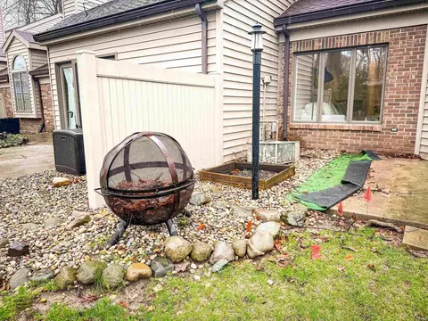 Exterior - 4 Boulder Ct, Nappanee, IN 46550 photo 1 of 7