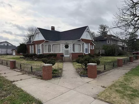 27 N Edwards St, Worthington, IN 47471