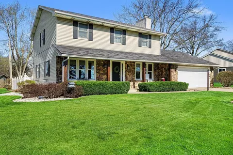 1056 Parkwood Dr, Nappanee, IN 46550