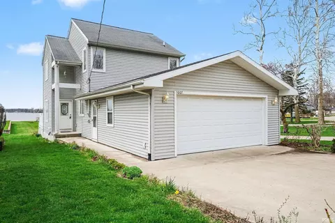 1007 Chapman Lake Dr, Warsaw, IN 46582