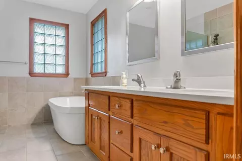 Bath - 3911 E Stonegate Ct, Bloomington, IN 47401 photo 3 of 7