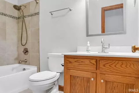 Bath - 3911 E Stonegate Ct, Bloomington, IN 47401 photo 6 of 7