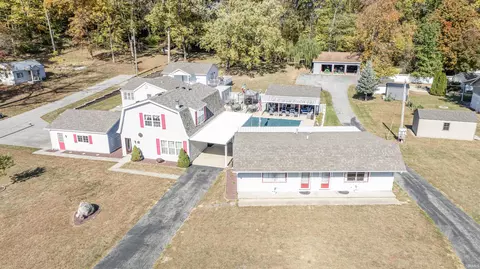5785 E Golden Hills Dr, Monticello, IN 47960