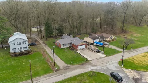 6907 E South Barbee Dr, Pierceton, IN 46562