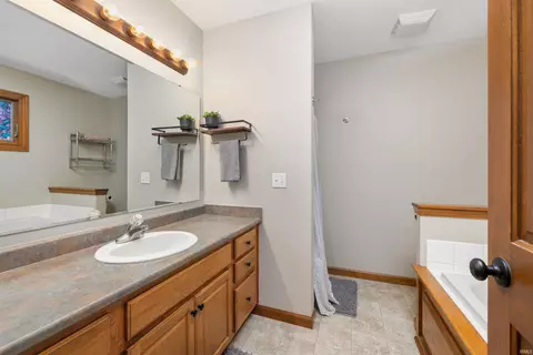 Bath - 2312 Laforge Ln, Auburn, IN 46706 photo 1 of 3