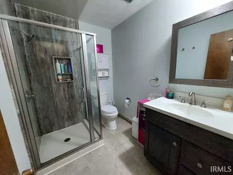 Bath - 1536 Gregory Ln, Jasper, IN 47546 photo 1 of 7