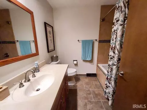 Bath - 1536 Gregory Ln, Jasper, IN 47546 photo 3 of 7