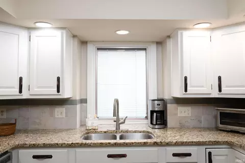 Kitchen - 2801 Wind Pump Rd, Fort Wayne, IN 46804 photo 2 of 3