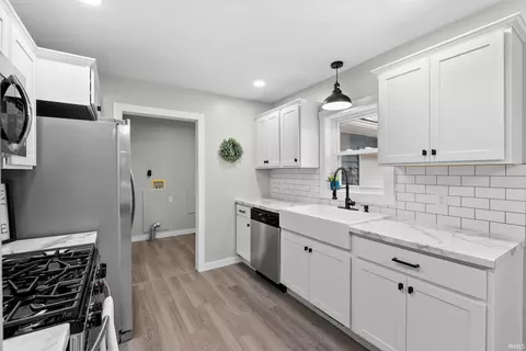 Kitchen - 8930 E Crow Rd, Syracuse, IN 46567 photo 2 of 2