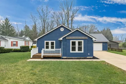 Exterior - 8930 E Crow Rd, Syracuse, IN 46567 photo 2 of 4