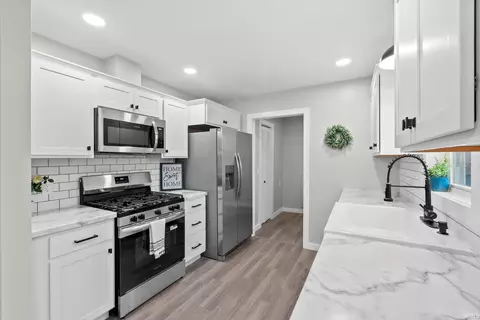 Kitchen - 8930 E Crow Rd, Syracuse, IN 46567 photo 1 of 2
