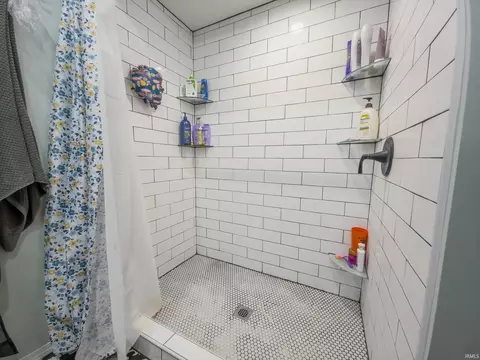 Bath - 410 E 9th St, Mount Carmel, IL 62863 photo 3 of 3