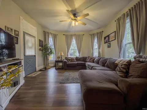 Living - 410 E 9th St, Mount Carmel, IL 62863 photo 1 of 2
