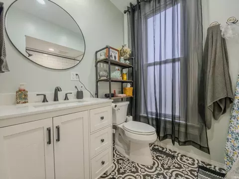 Bath - 410 E 9th St, Mount Carmel, IL 62863 photo 2 of 3