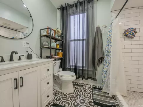 Bath - 410 E 9th St, Mount Carmel, IL 62863 photo 1 of 3