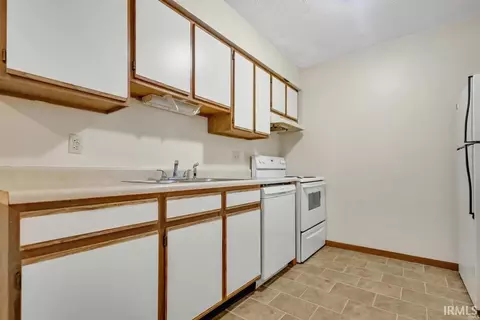 Kitchen - 3230 E John Hinkle Pl, Bloomington, IN 47408 photo 3 of 3