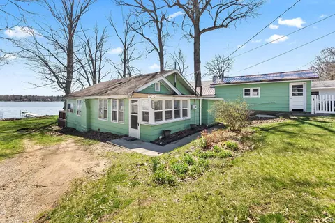 7993 N Tippecanoe Dr, Walkerton, IN 46574