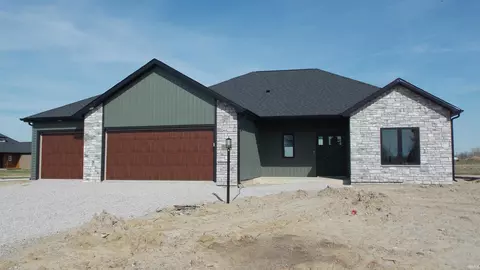 5070 Chickadee Dr, Woodburn, IN 46797