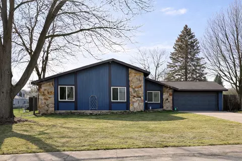 1104 Crestview Dr, Angola, IN 46703