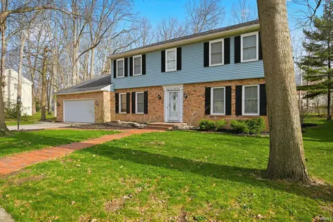 8121 Roanoke Dr, Fort Wayne, IN 46835
