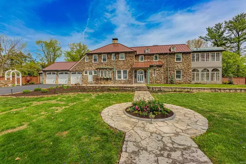 5709 Spring Lake Dr, Evansville, IN 47710