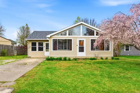 605 N Main St, Gaston, IN 47342