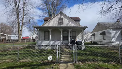 2004 S Macedonia Ave, Muncie, IN 47302