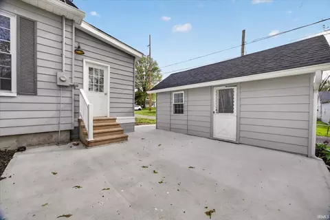 Exterior - 1005 E Walnut St, Washington, IN 47501 photo 4 of 5