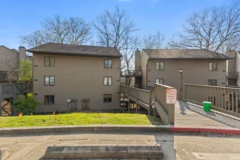 9590 S Lake Ridge Dr, Bloomington, IN 47401