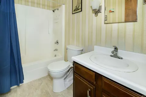 Bath - 2622 E Spicewood Ct, Bloomington, IN 47401 photo 3 of 3