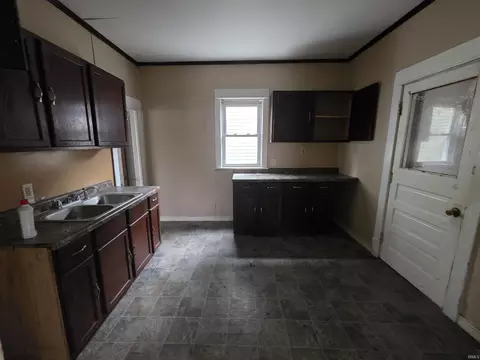 Entry Way - 320 E Fox St, South Bend, IN 46613 photo 1 of 2