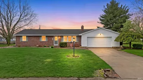 1402 Sunset Dr, Winona Lake, IN 46590