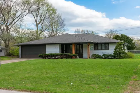 17370 Parker Dr, South Bend, IN 46635