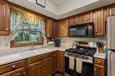 Kitchen - 15810 Walnut Pointe Pointe, Granger, IN 46530 photo 3 of 3