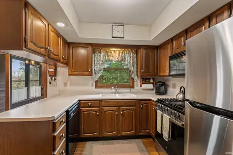 Kitchen - 15810 Walnut Pointe Pointe, Granger, IN 46530 photo 2 of 3