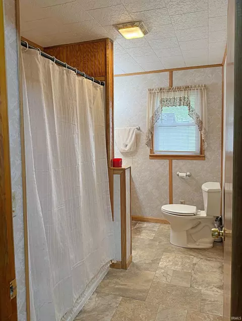 Bath - 626 Elnora St, Odon, IN 47562 photo 1 of 3