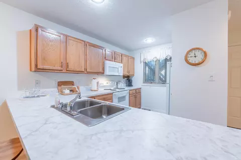 Kitchen - 1847 Eagle Bay Dr, Bloomington, IN 47401 photo 2 of 5