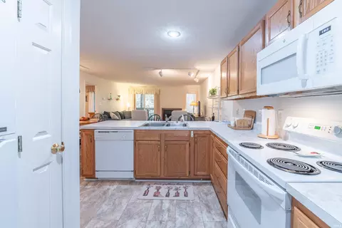 Kitchen - 1847 Eagle Bay Dr, Bloomington, IN 47401 photo 4 of 5