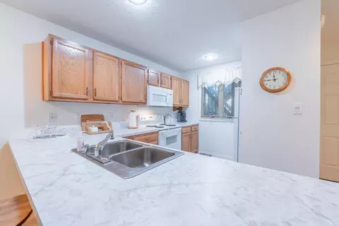 Kitchen - 1847 Eagle Bay Dr, Bloomington, IN 47401 photo 2 of 5