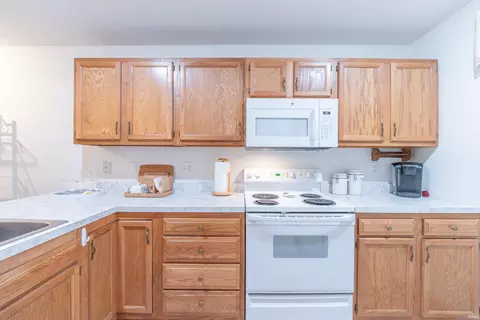 Kitchen - 1847 Eagle Bay Dr, Bloomington, IN 47401 photo 3 of 5
