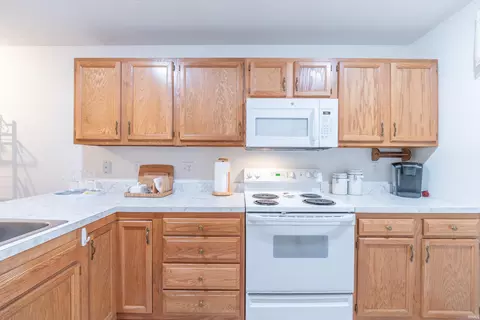 Kitchen - 1847 Eagle Bay Dr, Bloomington, IN 47401 photo 3 of 5
