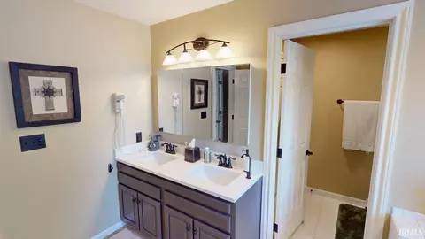 Bath - 1332 Cobblestone Rd, Jasper, IN 47546 photo 2 of 5