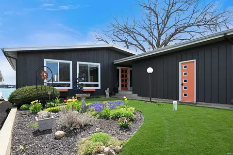 1043 E Northshore Dr, Syracuse, IN 46567