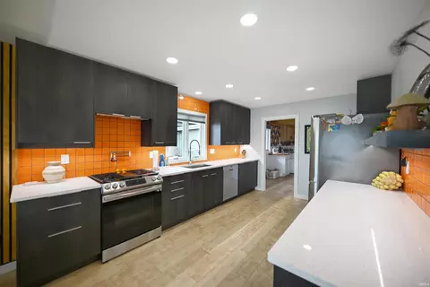Kitchen - 1043 E Northshore Dr, Syracuse, IN 46567 photo 1 of 3