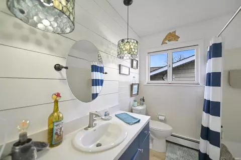 Bath - 1043 E Northshore Dr, Syracuse, IN 46567 photo 2 of 4