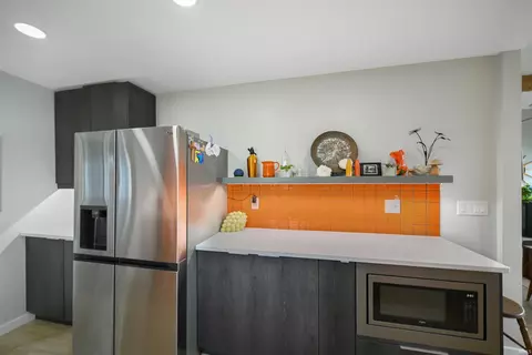 Kitchen - 1043 E Northshore Dr, Syracuse, IN 46567 photo 2 of 3