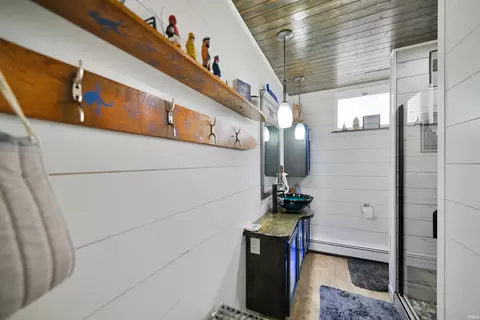 Bath - 1043 E Northshore Dr, Syracuse, IN 46567 photo 3 of 4