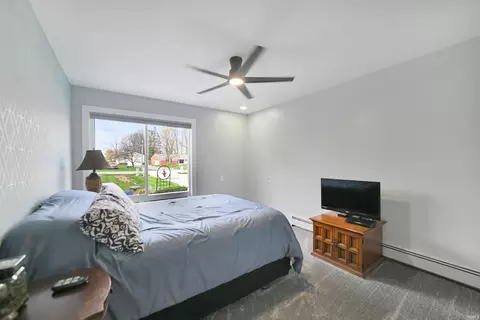 Bedroom - 1043 E Northshore Dr, Syracuse, IN 46567 photo 3 of 4