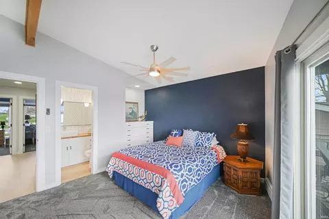 Bedroom - 1043 E Northshore Dr, Syracuse, IN 46567 photo 2 of 4